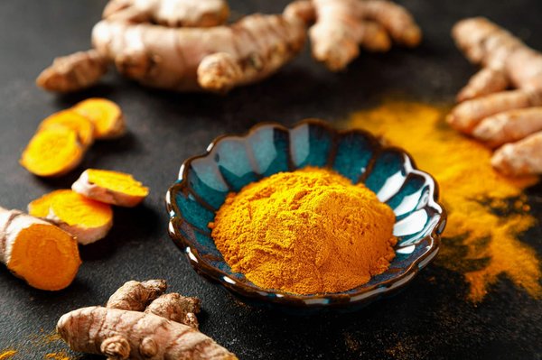 Comment la consommation régulière de curcuma peut-elle être bénéfique pour les personnes souffrant d'arthrite?